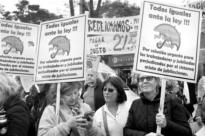 Movilización de "cincuentones" durante un consejo de Ministros en el barrio La Teja. Foto: Pablo Vignali (archivo, abril de 2017)