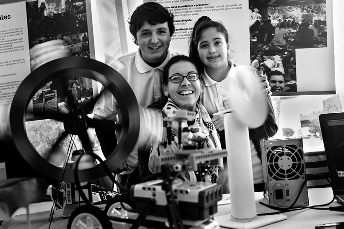 La profesora Gabriela Massa y los estudiantes del liceo de Aiguá, Néstor Sánchez y Jimena Solari. Foto: Pablo Vignali 
