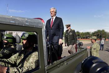 El presidente Tabaré Vázquez y el ex comandante en jefe del Ejército Guido Manini Ríos en la celebración del 206 aniversario del Ejército (archivo, 2017). El presidente Tabaré Vázquez y el ex comandante en jefe del Ejército Guido Manini Ríos en la celebración del 206 aniversario del Ejército (archivo, 2017).