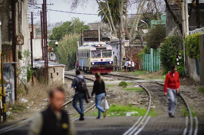 Tren de pasajeros hacia Progreso, en Paso Molino. Foto: Pablo Vignali