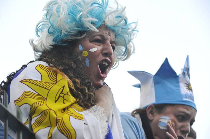 Público previo al encuentro entre Uruguay y Argentina, el 31 de agosto de 2017, en el estadio Centenario, por las Eliminatorias para el mundial de Rusia.
 · Foto: Federico Gutiérrez