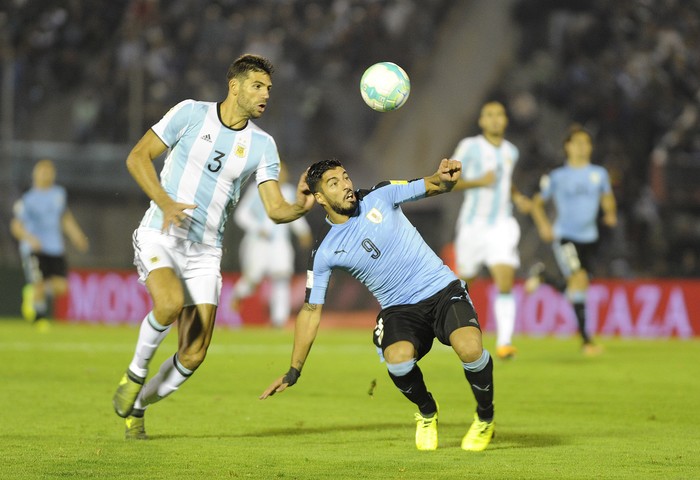 Federico Fazio, de Argentina, y Luis Suárez, de Uruguay, durante las clasificatorias sudamericanas para el mundial Rusia 2018. (archivo, agosto de 2017) · Foto: Pablo Vignali