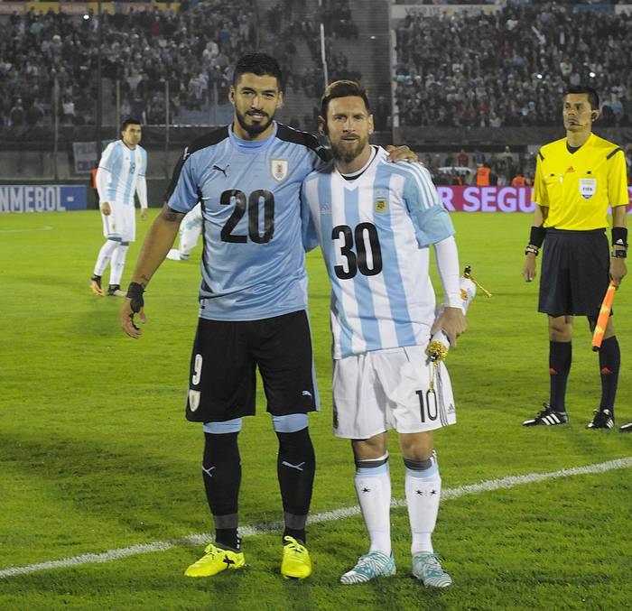 Luis Suárez y Lionel Messi, previo al partido Uruguay - Argentina por las Clasificatorias para el mundial Rusia 2018, en el estadio Centenario. (archivo, agosto de 2017) · Foto: Sandro Pereyra