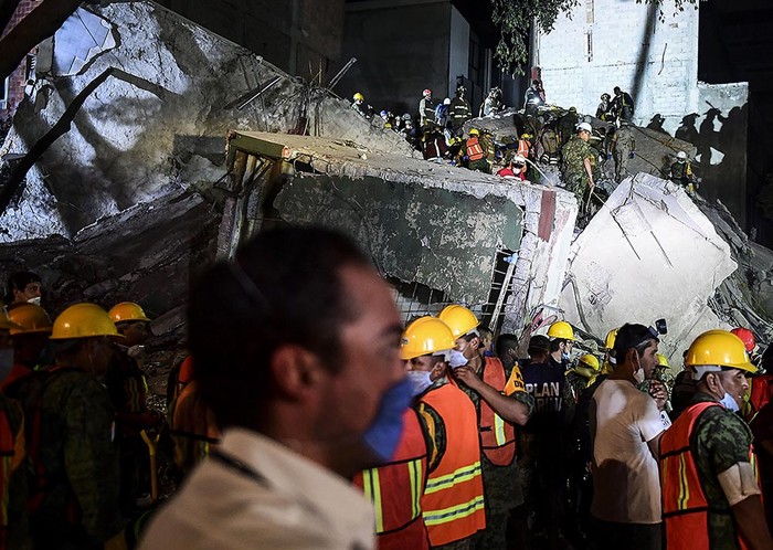 Equipos de rescate, bomberos, policías, soldados y voluntarios eliminan escombros de un edificio colapsado en busca de sobrevivientes, ayer, en Ciudad de México. Foto: Ronaldo Schemidt, AFP
