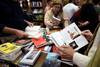 Primera edición de la Noche de las Librerías, en la librería Escaramuza (archivo, noviembre de 2017). · Foto: Daniel Rodríguez, adhocFOTOS Primera edición de la Noche de las Librerías, en la librería Escaramuza (archivo, noviembre de 2017). · Foto: Daniel Rodríguez, adhocFOTOS