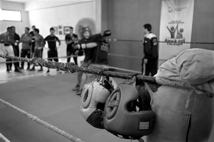 Exhibición de boxeo a cargo de profesores y adolescentes del Instituto Nacional de Inclusión Social Adolescente, ayer, durante la inauguración de la Escuela de Boxeo en el Centro Belloni. Foto: Pablo Vignali