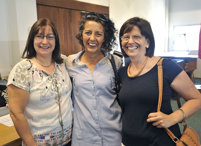 Elbia Pereira, Glaci de Oliveira (firmante numero 1) y Claudia Bianchi, directora de la escuela 90, Pedro Figari de Montevideo, hoy. Foto: Federico Gutiérrez