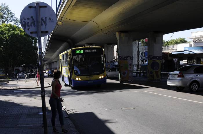 Ómnibus de UCOT, viaducto sobre la avenida Agraciada en el barrio Paso Molino (archivo, febrero de 2018). · Foto: Juan Manuel Ramos