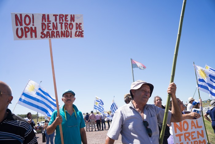 Manifestantes de Un Sólo Uruguay fuera del primer Consejo de Ministros abierto del año en Pueblo Centenario, Durazno. · Foto: Mariana Greif