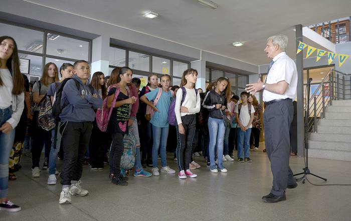 Primer día de clases en el liceo 33, en la Cruz de Carrasco (archivo, marzo de 2018).
 · Foto: Andrés Cuenca