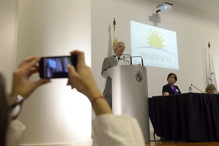 Tabaré Vázquez, Marina Arismendi y María Noel Vaeza, directora de Programas de ONU Mujeres en el lanzamiento del proyecto Ganar Ganar "La Igualdad de Género es un derecho y buen negocio", en la Torre Ejecutiva. Foto: Andrés Cuenca