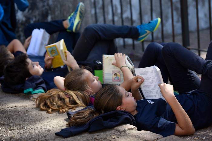 Jornada mundial de lectura “Al Aire Libro” en el callejon de la Universidad, Montevideo. ( Año 2018) · Foto: Nicolás Celaya