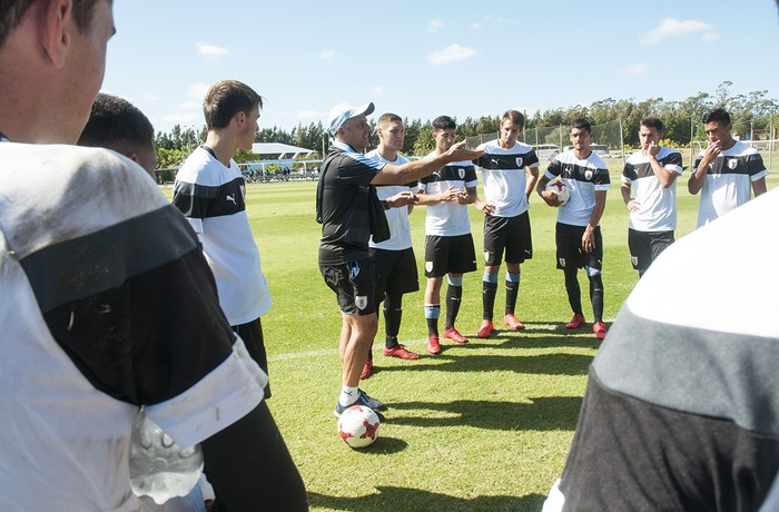 Charla técnica durante el entretiempo del partido ante Central de San José.  · Foto: Sandro Pereyra