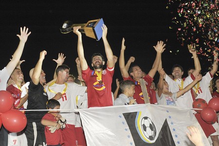 Fernando Casanova, capitán de Durazno, tras la obtención de la 15ª Copa Nacional de Selecciones, el sábado, en el estadio Silvestre Octavio Landoni.
· Foto: Fernando Morán Fernando Casanova, capitán de Durazno, tras la obtención de la 15ª Copa Nacional de Selecciones, el sábado, en el estadio Silvestre Octavio Landoni.
· Foto: Fernando Morán