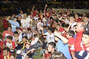 Jugadores y aficionados de Durazno durante los festejos por la obtención del título en la cancha del estadio Silvestre Landoni, el sábado. Foto: Fernando Morán