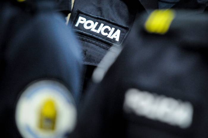 Foto principal del artículo 'Policía involucrado en abuso policial en Malvín Norte protagoniza ahora otro abuso en Neptunia' · Foto: Javier Calvelo, adhocFOTOS