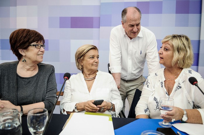 Marina Arismendi, Eneida De Leon, Liliam Kechichián y Ernesto Murro, durante una reunión del Consejo de Ministros abierto en Playa Pascual, San José (archivo, abril de 2018). 
 · Foto: Javier Calvelo, adhocFOTOS
