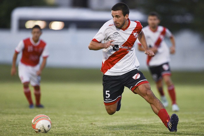 Alexis Duque, de Barrio Olímpico, en el partido ante Las Flores, por la 15a Copa Nacional de Clubes, Divisional B, el sábado 14 de abril de 2018 en el Estadio Juan A. Lavalleja, en Minas. · Foto: Fernando Morán