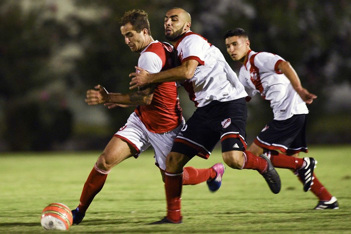 Facundo Alanís, de Las Flores, Emiliano Hernández y Facundo Salvarrey, de Barrio Olímpico, por la 15a Copa Nacional de Clubes, Divisional B, el sábado 14 de abril de 2018 en el Estadio Juan A. Lavalleja, en Minas.