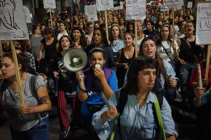 Alerta feminista, ayer, en 18 de Julio. · Foto: Mariana Greif