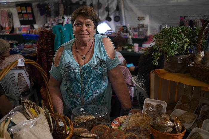 Cristina Pelufo, de la cooperativa Graneco, de la zona oeste de Montevideo rural, vende sus productos en la Feria de Mujer y Ruralidad, en la plaza Huelga General, en Maroñas, el jueves. Foto: Mariana Greif
 · Foto: Mariana Greif