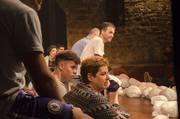 Actores de la obra "Rescatate", durante la charla con los futbolistas de Villa Española, luego de la presentación en el teatro La Candela. Foto: Alessandro Maradei