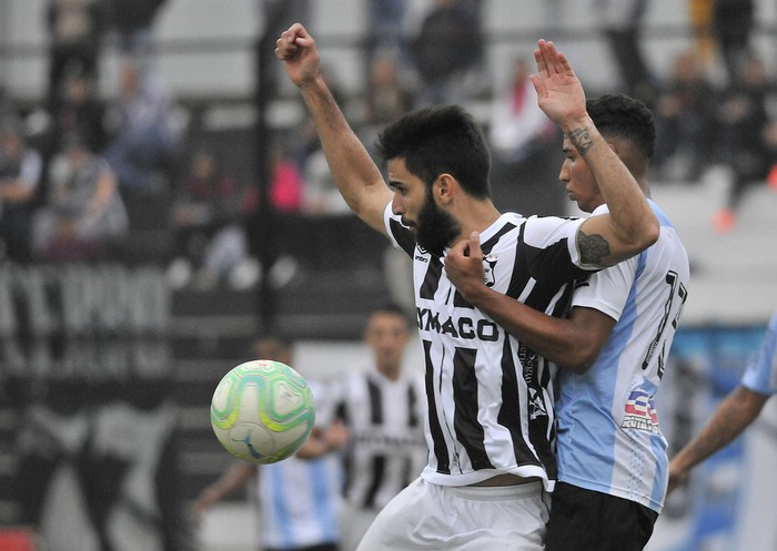 Rodrigo Pastorini de Wanderers y Juan Izquierdo de Cerro, en el Paruqe Viera.