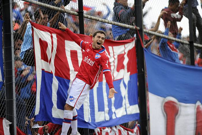 Sebastián Fernández festeja el segundo gol de Nacional a Danubio, en Jardines del Hipódromo. · Foto: Iván Franco
