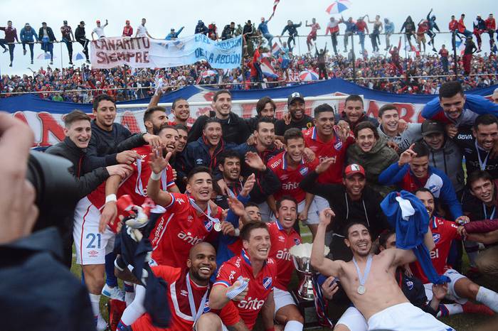 Los jugadores de Nacional tras la victoria y obtención del título del Campeonato Apertura.  · Foto: Iván Franco