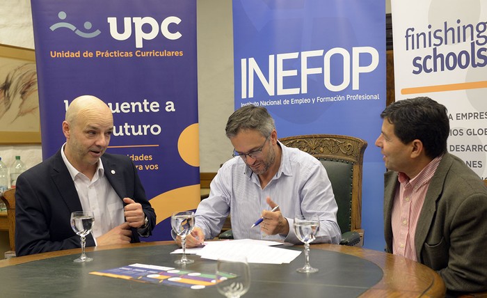 Antonio Carámbula, director ejecutivo de Uruguay XXI, Rodrigo Arim, decano de la Facultad de Economía y Eduardo Pereyra, director  general de INEFOP, durante la firma del acuerdo.



 · Foto: Andrés Cuenca