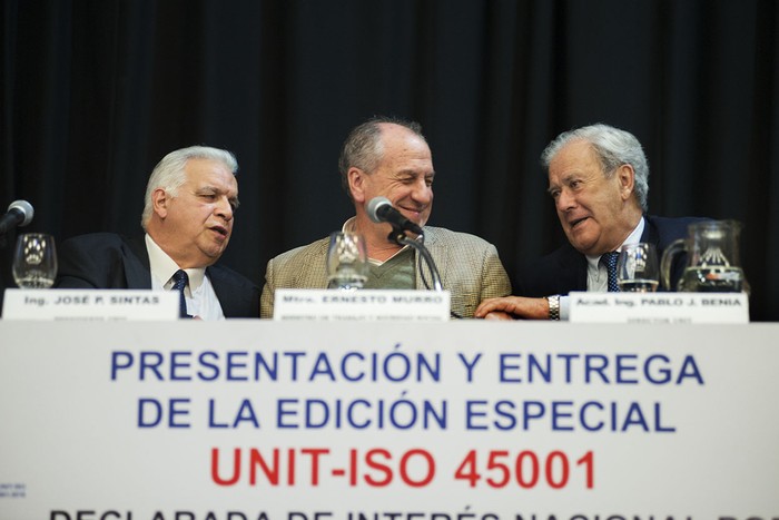 José Sintas, presidente UNIT, Ernesto Murro, ministro de Trabajo y Seguridad Social y Pablo Benia, director de UNIT, presentan la norma ISO 45001:2018 sobre seguridad y salud en el trabajo.

 · Foto: Andrés Cuenca