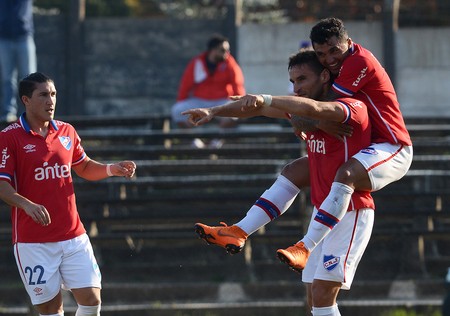 Alfonso Espino, Gonzalo Bergessio y Tabaré Viudez, tras el gol de Bergessio a Wanderers. · Foto: Pablo Vignali Alfonso Espino, Gonzalo Bergessio y Tabaré Viudez, tras el gol de Bergessio a Wanderers. · Foto: Pablo Vignali