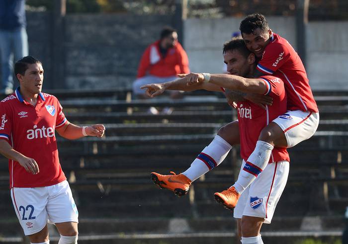 Alfonso Espino, Gonzalo Bergessio y Tabaré Viudez, tras el gol de Bergessio a Wanderers. · Foto: Pablo Vignali