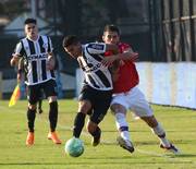 Federico Barrandeguy, de Wanderers, y Luis Aguiar, de Nacional, en el parque Alfredo Víctor Viera. 