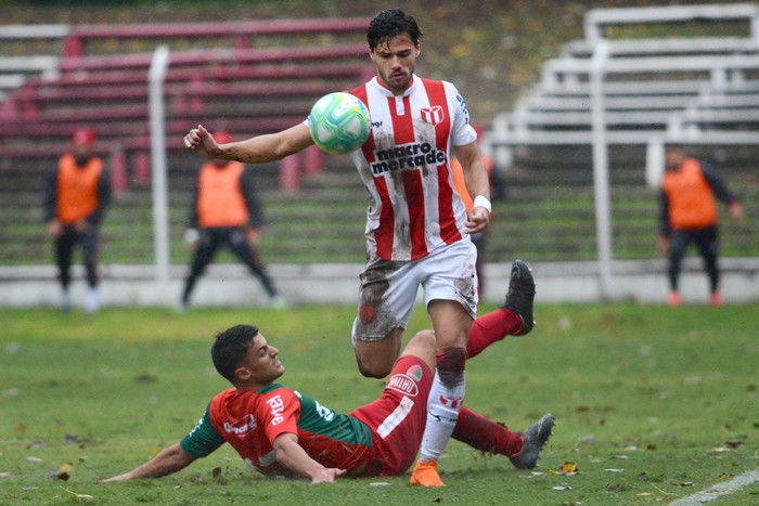 Anthony Rijo, de Boston River, y Nicolás Rodríguez, de River Plate, hoy, en el parque Federico Omar Saroldi. Foto: Pablo Vignali 