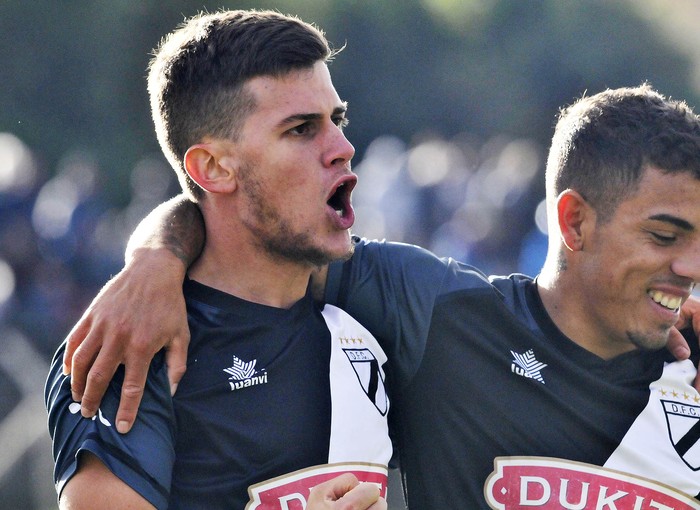 Leandro Rodríguez y David Terans, de Danubio, tras el segundo gol a Racing, en el Parque Osvaldo Roberto. Foto: Federico Gutiérrez