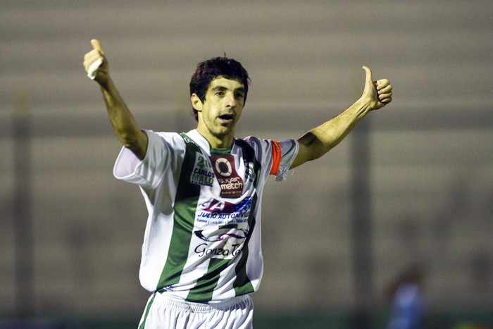 
Roberto Pioli, de Lavalleja, tras convertir en el partido con Ituzaingó, el sábado 2 de junio en el Campus Domingo Burgueño Miguel, en Maldonado.  · Foto: Fernando Morán