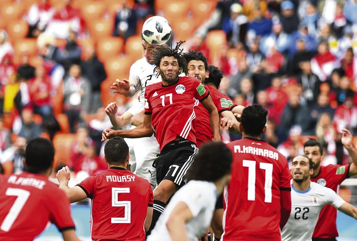 José María Giménez, marcado por el egipcio Mohamed Elneny, convierte el gol de Uruguay, ayer, en Ekaterimburgo, Rusia.

 · Foto: Sandro Pereyra