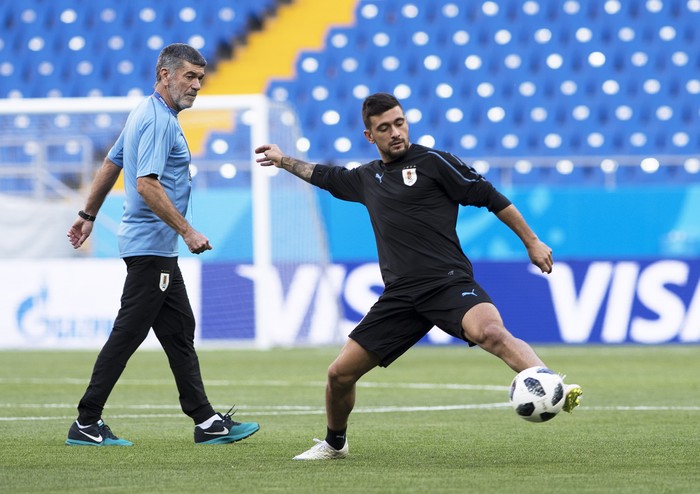 Giorgian de Arrascaeta y el profesor José Herrera durante un entrenamiento en Rostov del Don, Rusia, 2018.
 · Foto: Sandro Pereyra