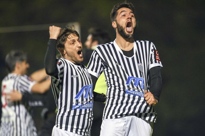  Pablo Negris y Sebastián Lacava, de Río Negro (San José), festejan luego del tercer gol a Melo Wanderers (Melo), por la 15a Copa Nacional de Clubes, Divisional A, el Domingo 24 de junio de 2018 en el estadio Casto Martínez Laguarda, en San José. · Foto: Fernando Morán