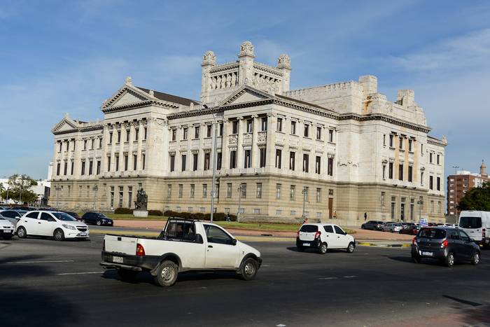 Palacio Legislativo, en Montevideo (archivo, junio de 2018). · Foto: Santiago Mazzarovich, adhocfotos