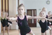 Clase de gimnasia - danza a niñas de 9 y 10 años a cargo de Elena, en el Centro Deportivo Gracia, en Samara, en el suroeste de Rusia.