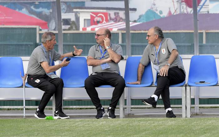 Óscar Tabárez, Alberto Pan y Eduardo Belza, durante el entrenamiento de la selección en el Estadio Park Arena · Foto: Sandro Pereyra