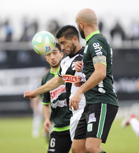 Facundo Bonifazi, de Racing, Jonathan dos Santos, de Danubio, y Pablo Lacoste, de Racing, ayer, en el estadio Jardines del Hipódromo. · Foto: Iván Franco Facundo Bonifazi, de Racing, Jonathan dos Santos, de Danubio, y Pablo Lacoste, de Racing, ayer, en el estadio Jardines del Hipódromo. · Foto: Iván Franco