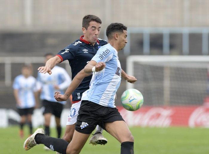 Juan Izquierdo, de Cerro, y Carlos de Pena, de Nacional, en el estadio Luis Tróccoli · Foto: Sandro Pereyra