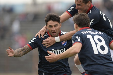 Tabaré Viudez, Gonzalo Bergessio y Sebastián Fernández festejando el 2-1 de Nacional. · Foto: Sandro Pereyra Tabaré Viudez, Gonzalo Bergessio y Sebastián Fernández festejando el 2-1 de Nacional. · Foto: Sandro Pereyra