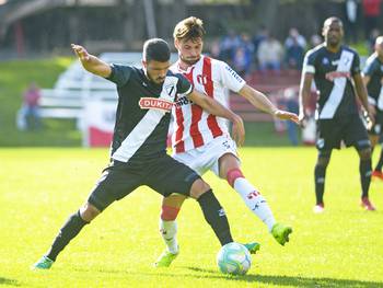 Gonzalo Camargo, de Danubio, y Facundo Ospitaleche, de River Plate, en el parque Federico Saroldi. Gonzalo Camargo, de Danubio, y Facundo Ospitaleche, de River Plate, en el parque Federico Saroldi.