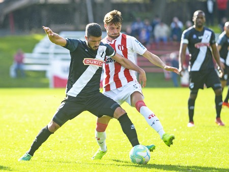 Gonzalo Camargo, de Danubio, y Facundo Ospitaleche, de River Plate, en el parque Federico Saroldi. · Foto: Andrés Cuenca Gonzalo Camargo, de Danubio, y Facundo Ospitaleche, de River Plate, en el parque Federico Saroldi. · Foto: Andrés Cuenca