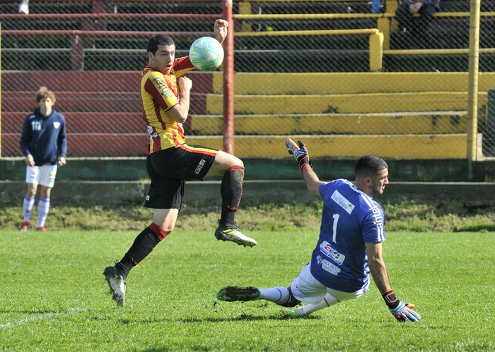 Gastón Colmán, de Progreso, y el arquero Darío Denis, de Fénix. · Foto: Federico Gutiérrez