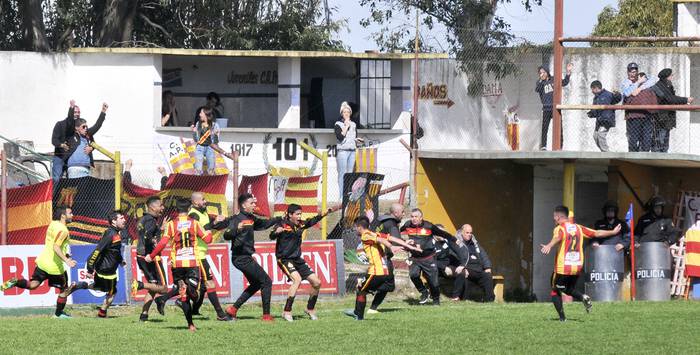 Los Jugadores de Progreso, tras el gol de la victoria ante Fénix, convertido por Ignacio Lemmo.  · Foto: Federico Gutiérrez